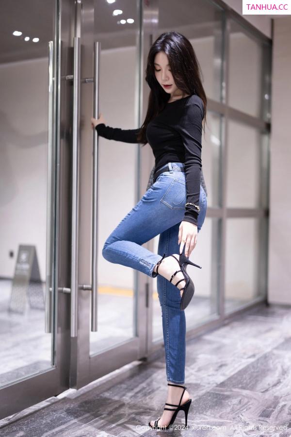   [XiuRen]高清写真图 2024.04.12 No.8385 徐莉芝Booty 黑丝美腿第9张图片